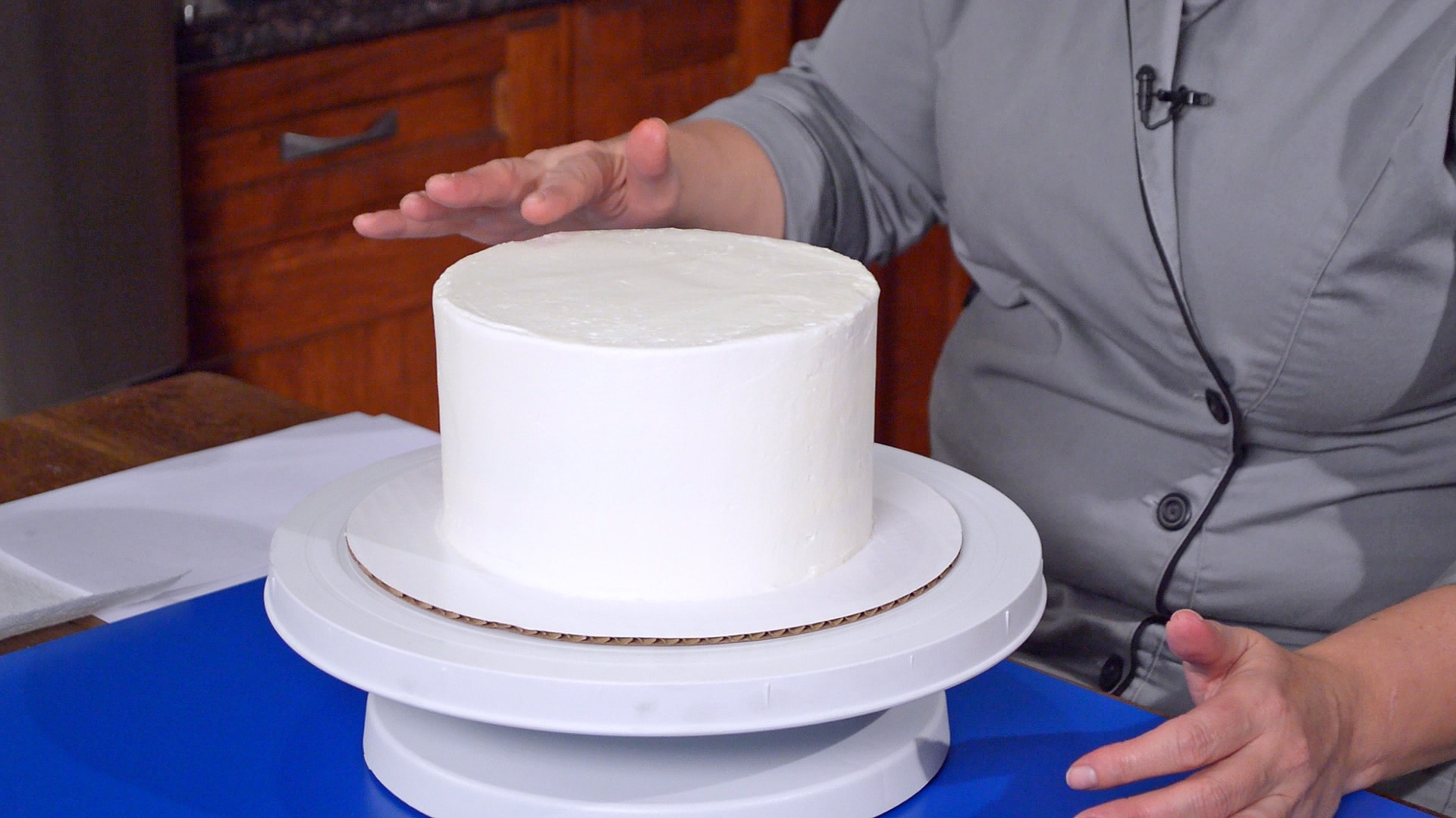 Icing with American Buttercream — Learn to Cake