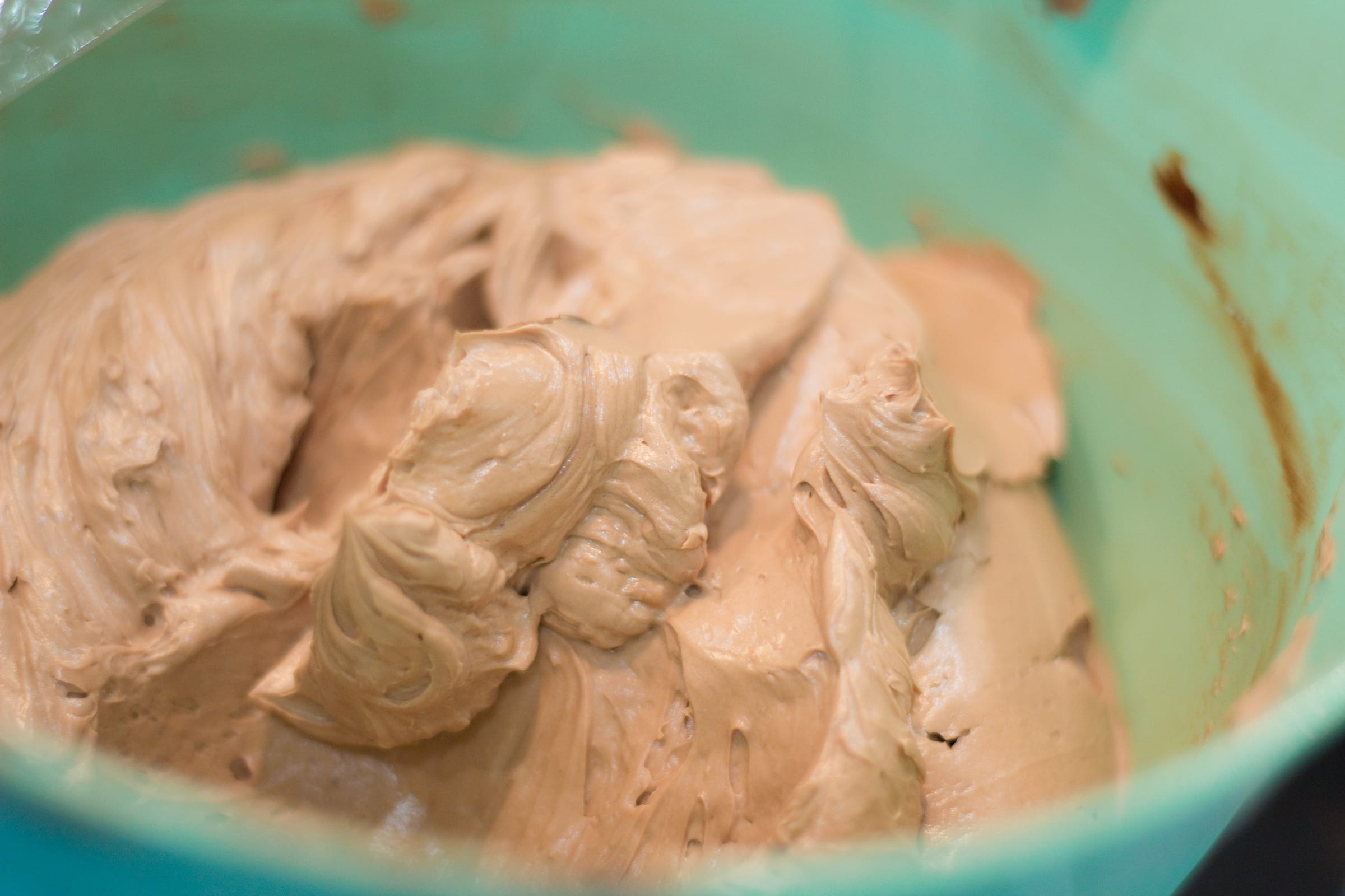 the-easiest-way-to-turn-vanilla-buttercream-frosting-into-chocolate